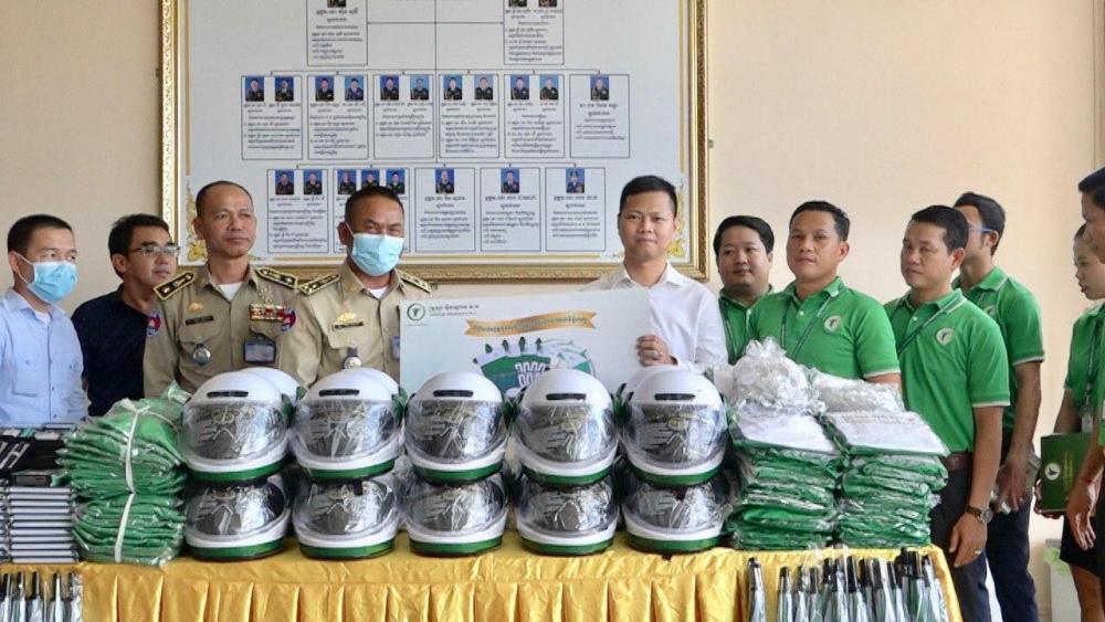 ក្រុមហ៊ុនធានារ៉ាប់រងប្រូសួរ (prosur insurance)ឧបត្ថម្ភសម្ភារប្រើប្រាស់មួយចំនួនជូនដល់កម្លាំងនគរបាលរាជធានីភ្នំពេញ ដើម្បីលើកទឹកចិត្តនគរបាលដែលបានខិតខំបំពេញភារកិច្ច ការពារសន្តិសុខ រក្សា សណ្តាប់ធ្នាប់សុវត្ថិភាពជូនប្រជាពលរដ្ឋ