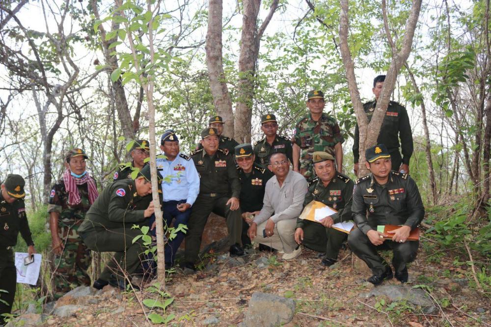 ឯកឧត្តមនាយឧត្តមសេនីយ៍ ឥត សារ៉ាត់ បានអញ្ជើញចុះពិនិត្យមើលទីតាំងភូមិសាស្ត្រ ដើម្បីរៀបចំប្រព័ន្ធយុទ្ធសាស្ត្រការពារជាតិ របស់កងយោធពលខេមរៈភូមិន្ទមួយចំនួន នៅតំបន់ភ្នំ ក្នុងភូមិសាស្ត្ររបស់ខេត្តកំពង់ឆ្នាំង