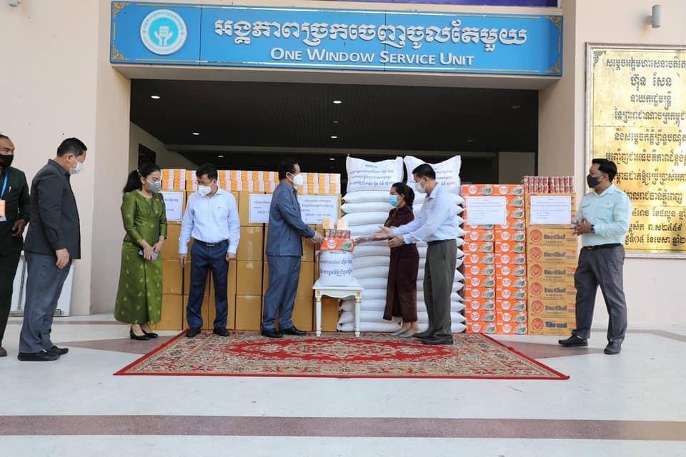 ជនមានពិការភាពជាង ១០០នាក់ បានទទួលអំណោយ សម្ដេចតេជោ ហ៊ុន សែន និងសម្តេចកិត្តិព្រឹទ្ធបណ្ឌិត សម្រាប់ដោះស្រាយការហូបចុកក្នុងពេលបិទខ្ទប់ទប់ស្កាត់ការរីករាលដាលជំងឺកូវីដ១៩