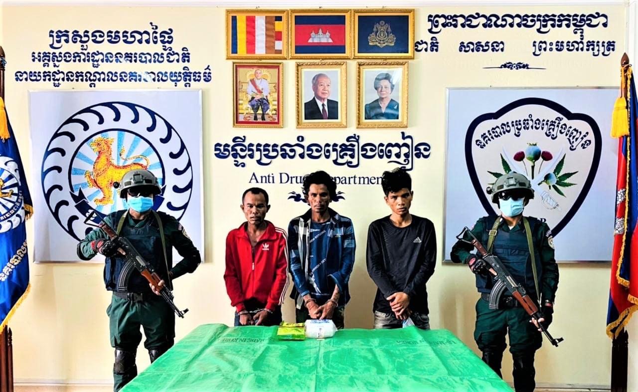 បង្ក្រាបករណីជួញដូរគ្រឿងញៀន ចាប់ជនសង្ស័យ ៣នាក់ និងរឹបអូសគ្រឿងញៀនជិត ១ គីឡូក្រាម នៅខេត្តកំពង់ស្ពឺ