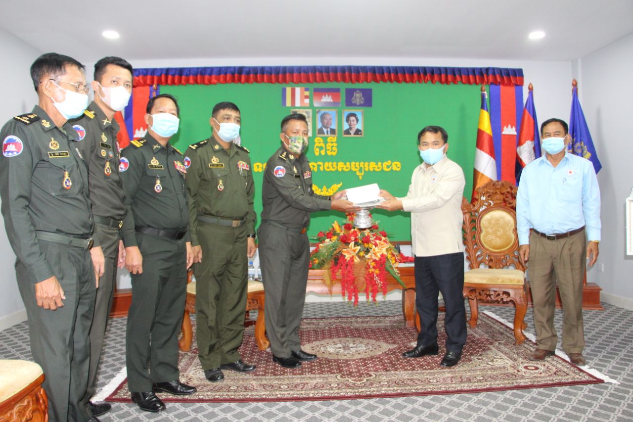 តំបន់ប្រតិបត្តិការសឹករងកណ្ដាលនាំយកថវិកា២លានរៀល និងអង្ករ១តោន ប្រគល់ជូនសាខាកាកបាទក្រហមកម្ពុជាខេត្តកណ្ដាល