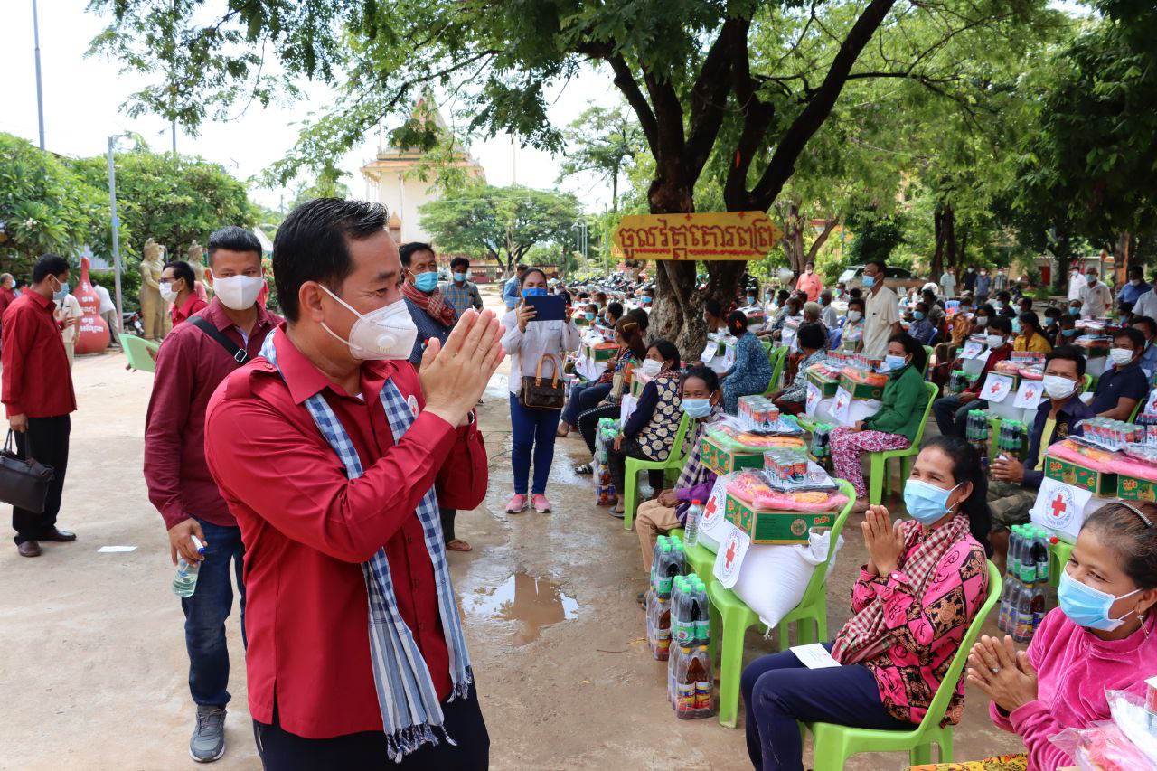 ប្រជាពលរដ្ឋរងគ្រោះដោយសារខ្យល់កន្ត្រាក់ នៅខេត្តកំពង់ចាម ទទួលបានអំណោយមនុស្សធម៌ពីកាកបាទក្រហមកម្ពុជា