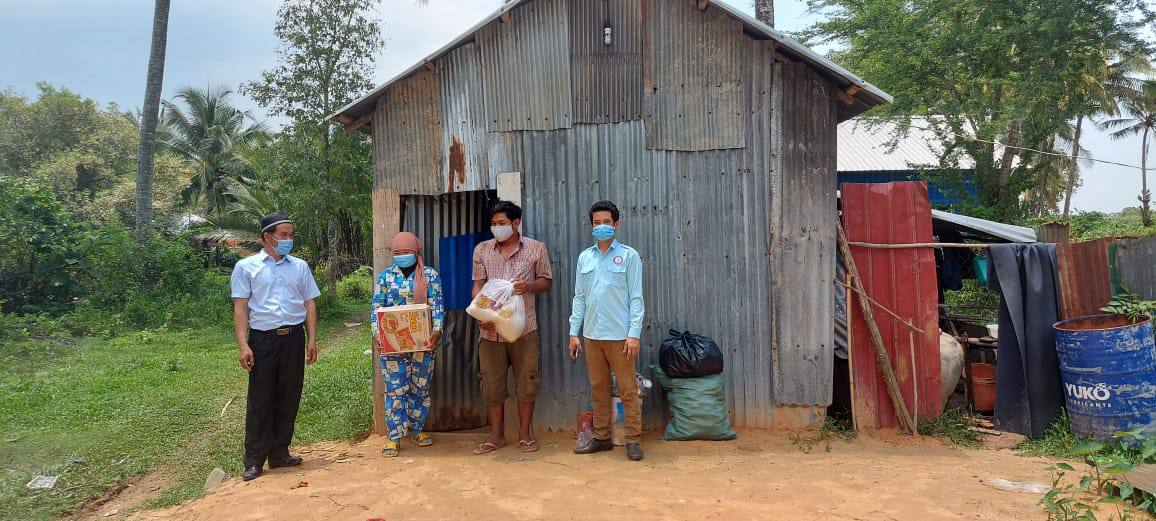 ប្រធានក្រុមការងារចុះជួយតំបន់ខ្មែរឥស្លាម​ខេត្តព្រះសីហនុ​ នាំយកអំណោយ ឯកឧត្តម​ សាយ​ សំអាល់​ ជូនប្រជាពលរដ្ឋខ្វះខាត​ និងរងគ្រោះដោយសារជំងឺកូវីដ-១៩​ ចំនួន​ ១២៥គ្រួសារ