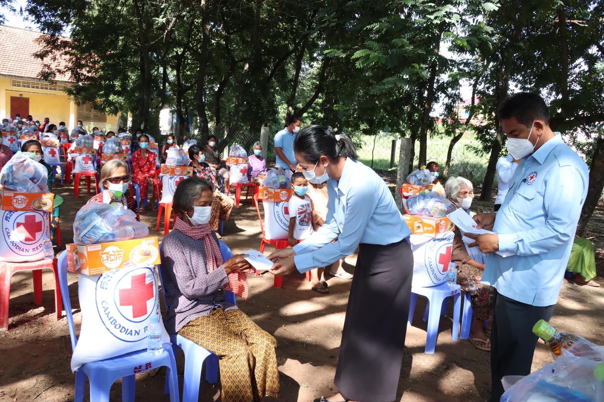 ប្រជាពលរដ្ឋដែលមានជីវភាពខ្វះខាត ក្នុងអំឡុងពេលរងផលប៉ះពាល់ដោយសារជំងឺកូវីដ១៩​ បានទទួលអំណោយមនុស្សធម៌ពីកាកបាទក្រហមកម្ពុជា