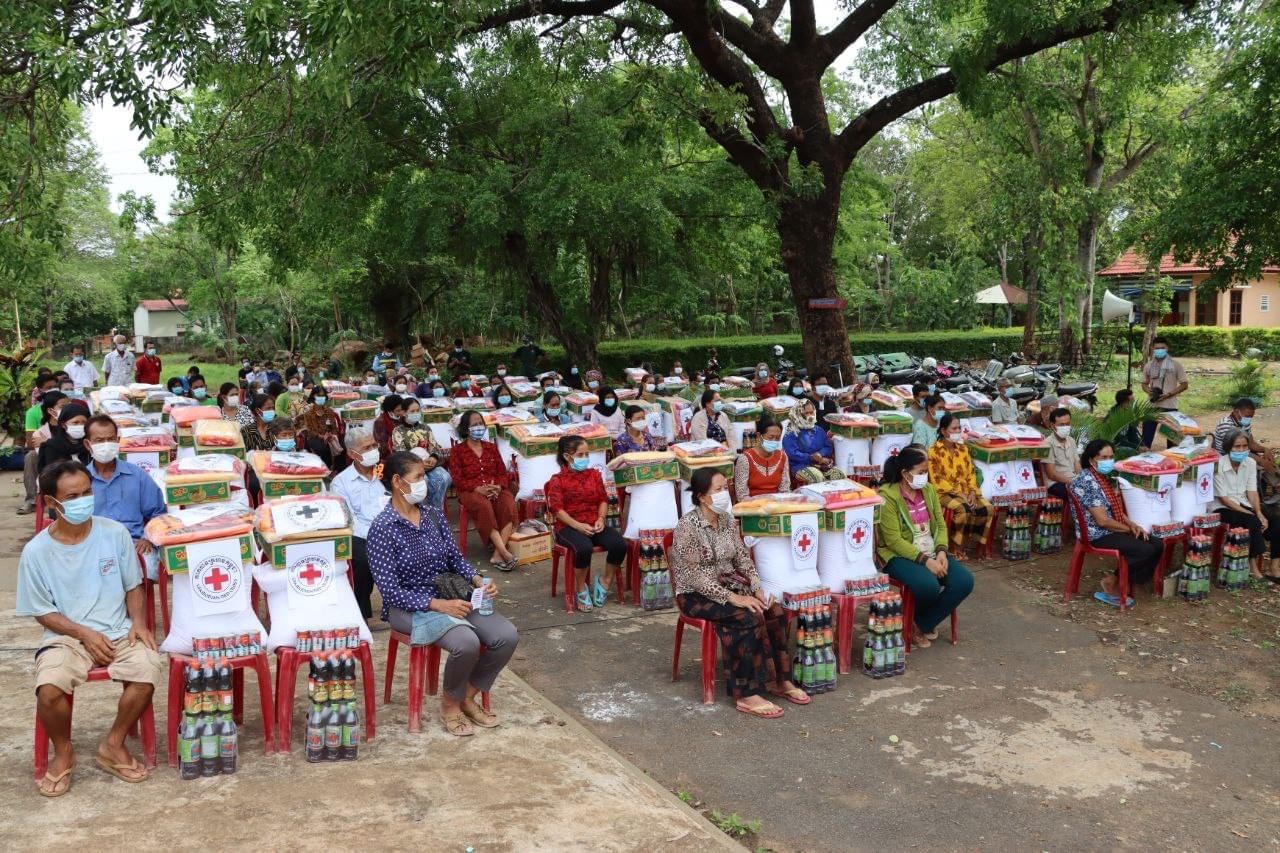 ប្រជាពលរដ្ឋរងគ្រោះដោយខ្យល់កន្ត្រាក់ចំនួន ៧០គ្រួសារ នៅខេត្តកំពង់ចាម ទទួលអំណោយពីកាកបាទក្រហមកម្ពុជា
