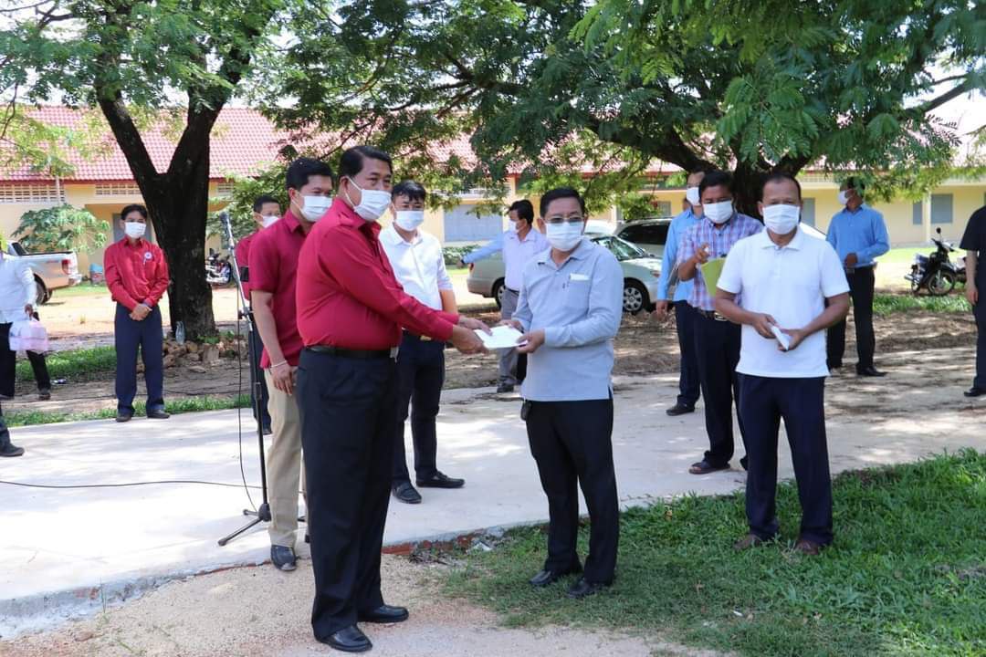 អភិបាលខេត្តកំពត ចុះសួរសុខទុក្ខ និងនាំយក ថវិកាជូនប្រជាពលរដ្ឋកំពុង សម្រាកព្យាបាលជំងឺកូវីដ-១៩ និងធ្វើចត្តាឡីស័ក្តនៅក្នុងស្រុកកំពង់ត្រាច