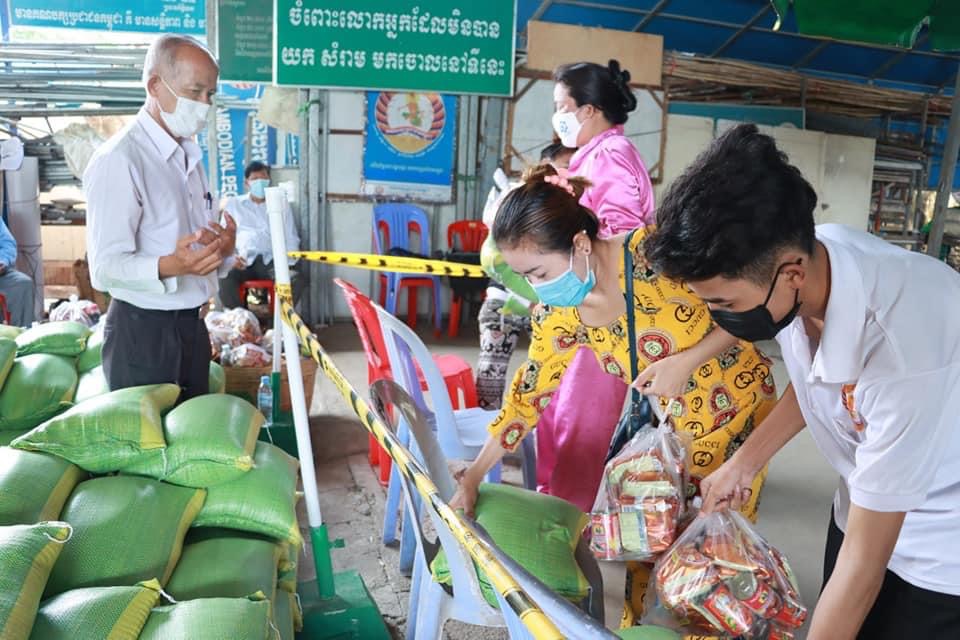 ប្រជាពលរដ្ឋជួបការខ្វះខាត ក្រោយពេលក្រុងតាខ្មៅ ត្រូវបានបិទខ្ទប់រយៈពេល ២១ ថ្ងៃ ទទួលបានស្បៀងអាហារពីរដ្ឋបាលខេត្តកណ្ដាល