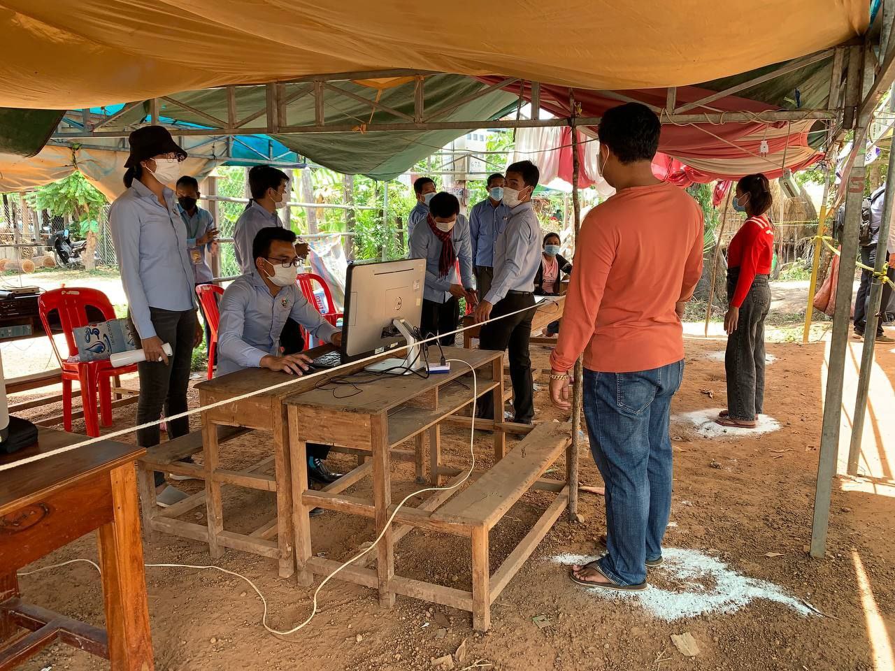 អ្នកធ្វើដំណើរចេញពីតំបន់ដែលមានការផ្ទុះឆ្លងរីករាលដាលដ៏ធ្ងន់ធ្ងរនៃជំងឺកូវីដ-១៩ ហើយចូលមកខេត្តសៀមរាប ត្រូវមានលិខិតបញ្ជាក់ពីអាជ្ញាធរ ឬមន្រ្តីសុខាភិបាល