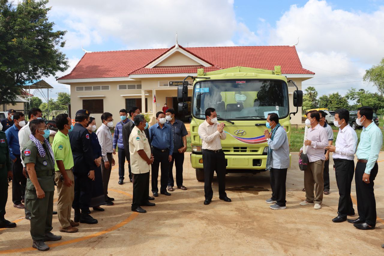 អភិបាលខេត្តកំពង់ចាម ចុះសួរសុខទុក្ខ និងពិនិត្យអំពីស្ថានភាពមណ្ឌលចត្តាឡីស័កកម្រិត២ ព្រមទាំងប្រគល់រថយន្តបែនដឹកសំរាម ជូនដល់រដ្ឋបាលស្រុក