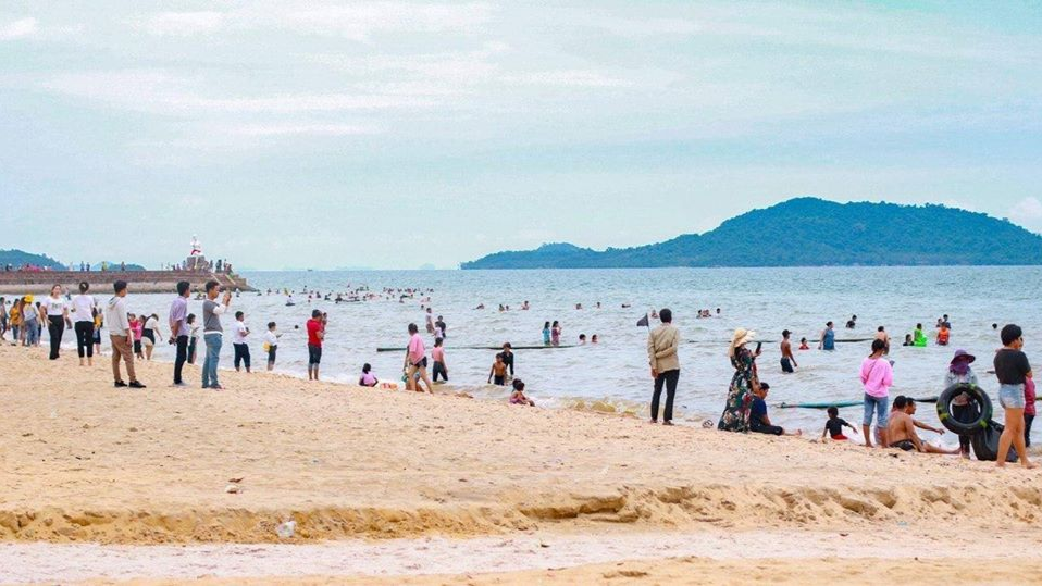 រដ្ឋមន្ត្រីក្រសួងទេសចរណ៍បញ្ជាក់ថា កម្ពុជាទទួលបានភ្ញៀវទេសចរជាង៥ម៉ឺននាក់ នៅថ្ងៃចុងសប្តាហ៍ទី៣ នៃខែឧសភានេះ (មានវីដេអូ)