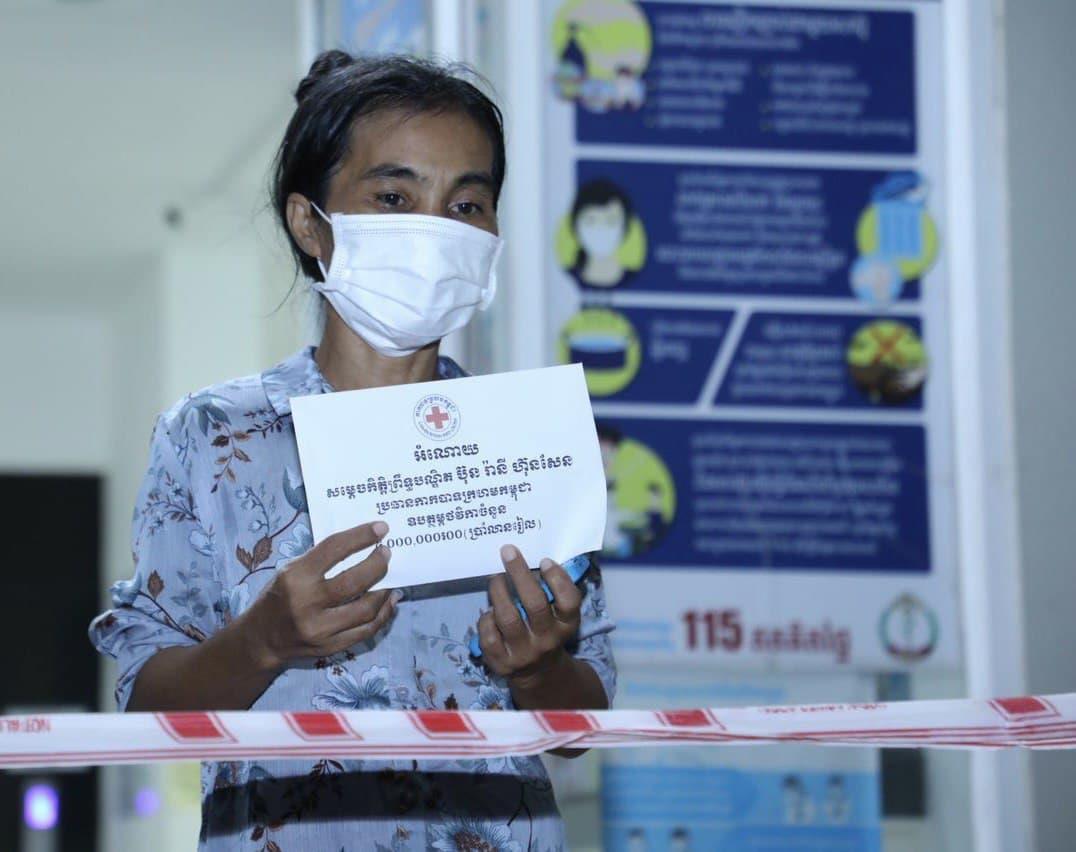 អភិបាលរាជធានីភ្នំពេញ ចាត់ក្រុមការងារយកថវិការបស់ សម្ដេចកិត្តិព្រឹទ្ធបណ្ឌិត ប្រគល់ជូនស្ដ្រីសម្រាលកូននៅតំបន់ក្រហម