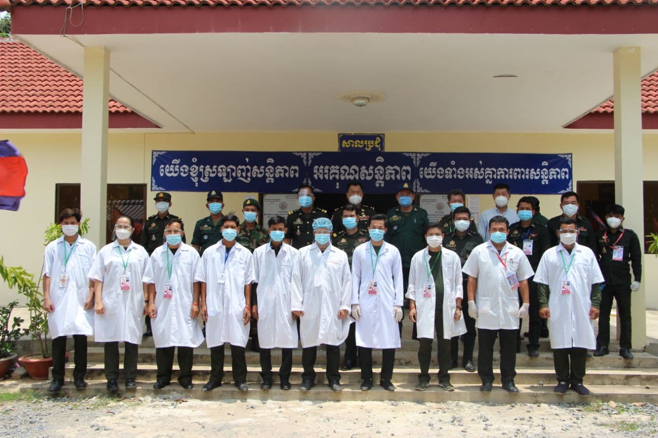 ក្រុមគ្រូពេទ្យនៃតំបន់ប្រតិបត្តិការសឹករងកណ្តាលចុះចាក់វ៉ាក់សាំងការពារមេរោគកូវីដ-១៩ជូនក្រុមគ្រួសារនគរបាល ព្រះសង្ឃ និងប្រជាពលរដ្ឋ នៅស្រុកកោះធំខេត្តកណ្តាល