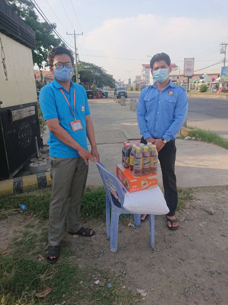 ក្រុមការងារ សសយក វិស័យអភិវឌ្ឍន៍ជនបទ បាននាំយកគ្រឿងឧបភោគបរិភោបជូនដល់សមាជិសមជិក ដែលកំពុងស្ថិតនៅក្នុងតំបន់ក្រហម