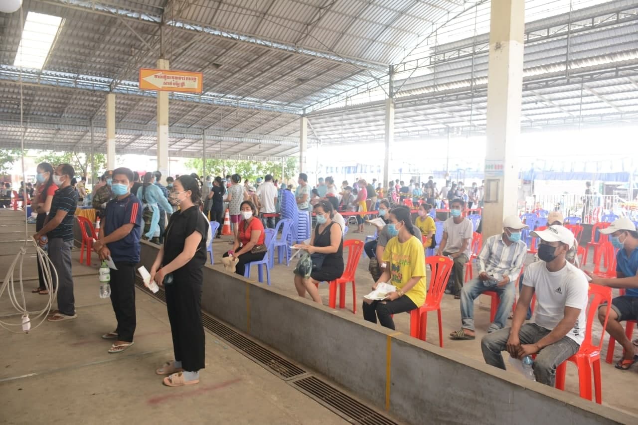 សម្តេច ទៀ បាញ់ អំពាវនាវឱ្យពលរដ្ឋនៅតំបន់ក្រហម ដែលមកចាក់វ៉ាក់សាំងការពារជំងឺកូវីដ-១៩ ត្រូវមកតាមកាលកំណត់ ចៀសវាងនូវភាពកកកុញ