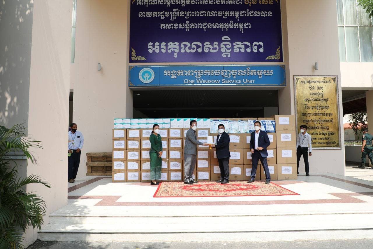 រដ្ឋមន្ត្រីក្រសួងការបរទេស ប្រគល់ម៉ាស និងបរិក្ខាមួយចំនួន ជូនមករដ្ឋបាលរាជធានីភ្នំពេញ