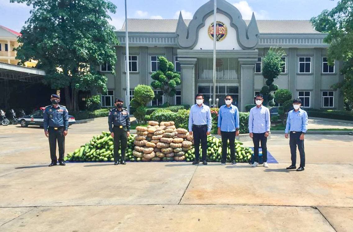 ឯកឧត្តម ហ៊ុន ម៉ានី ឧបត្ថម្ភស្បៀងអាហារដល់កងរាជអាវុធហត្ថ ដែលកំពុងប្រចាំការ តាមគ្រប់គោលដៅក្នុងភូមិសាស្ត្រ រាជធានីភ្នំពេញ និងគោលដៅចាក់វ៉ាក់សាំងនានា