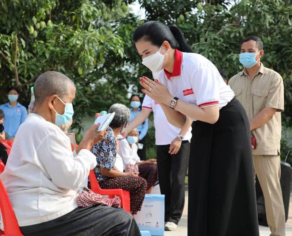 លោកជំទាវ បាន ស្រីមុំ នាំយកអំណោយរបស់សម្តេចកិត្តិព្រឹទ្ធបណ្ឌិត ប៊ុន រានី និង ថវិកាឧបត្ថម្ភប្រចាំខែ ឧសភា របស់ឯកឧត្តម អុីឈាន ជូនចាស់ជរាគ្មានទីពឹងទូទាំងខេត្តប៉ៃលិន