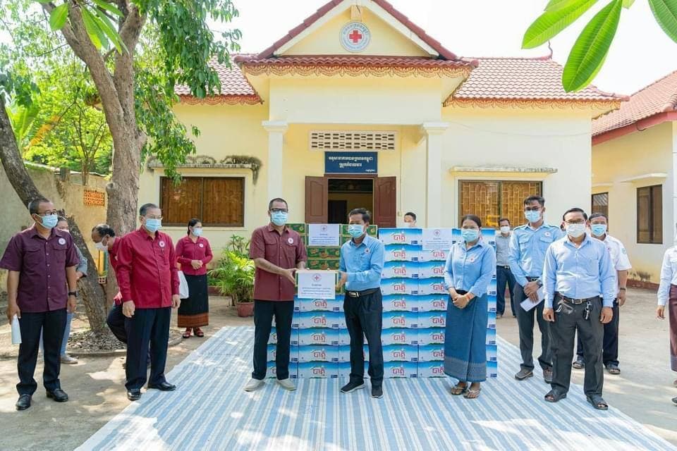 អភិបាលខេត្តព្រៃវែង នាំយកអំណោយមនុស្សធម៌របស់សាខាកាកបាទក្រហមកម្ពុជា ឧបត្ថម្ភជូនអនុសាខាកាកបាទក្រហមស្រុកស្វាយអន្ទរ និងស្រុកកំចាយមារ