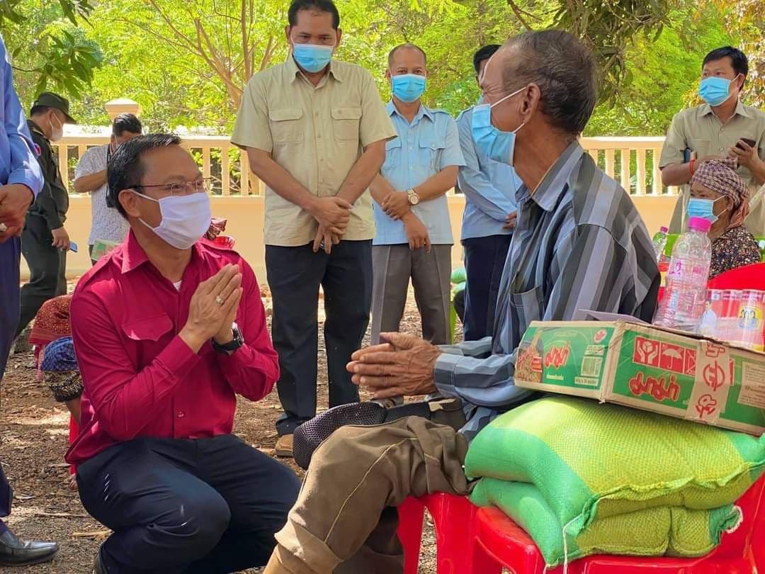 សាខាកាកបាទក្រហមកម្ពុជាខេត្តរតនគិរី បាននាំយកអង្ករ និងថវិកាមួយចំនួនប្រគេនដល់ព្រះសង្ឃវត្តសីមាសុវណ្ណគិរី និងចុះសាកសួរសុខទុក្ខចាស់ជរាទីទាល់ក្រ