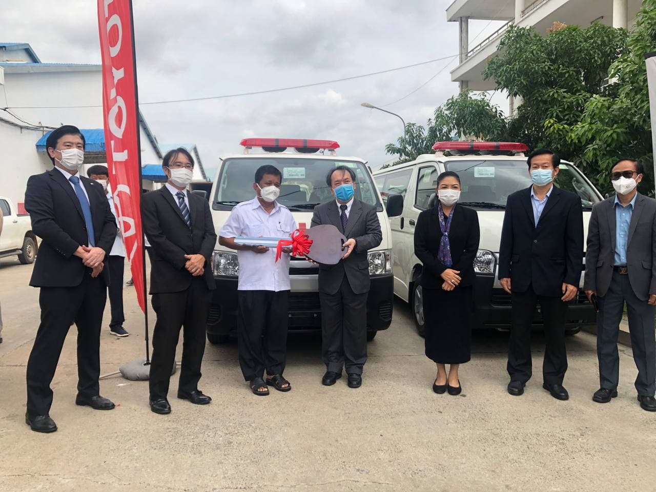 រថយន្តគិលានសង្គ្រោះចំនួន ៣៥គ្រឿង ដែលជាអំណោយរបស់រដ្ឋាភិបាលជប៉ុន បានប្រគល់ជូនដល់រាជរដ្ឋាភិបាលកម្ពុជា