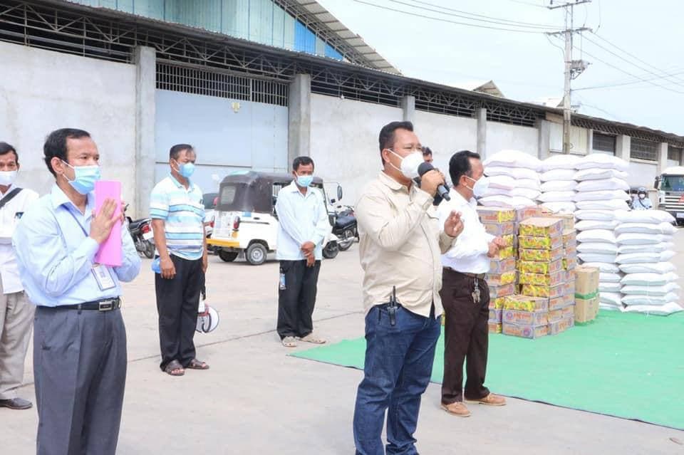 លោក ឌី រ័ត្នខេមរុណ នាំយកអំណោយមនុស្សធម៍តាមរយៈលោក យន្ត សួន ម្ចាស់អំណោយសប្បុរសជននៅសហរដ្ឋអាមេរិច ប្រគល់ជូនប្រជាពលរដ្ឋក្នុងសង្កាត់ស្ទឹងមានជ័យទី២ ចំនួន៣០០គ្រួសារ