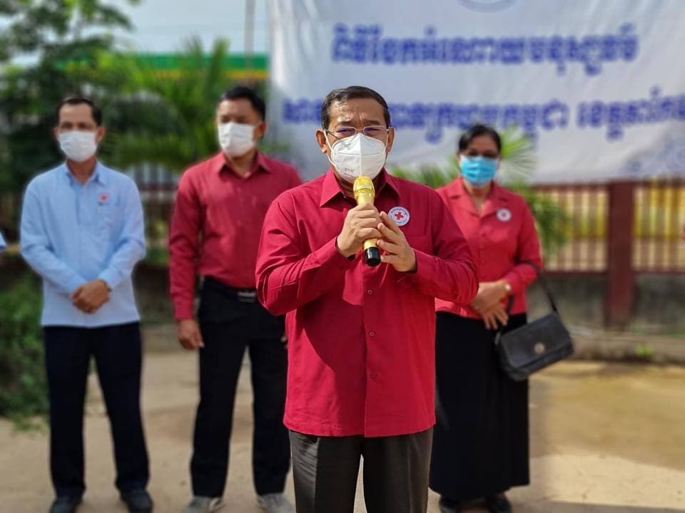 អភិបាលខេត្តតាកែវ នាំយកអំណោយចែកជូនដល់ក្រុមអាជីវករផ្សារត្រាំកក់ ដែលរងគ្រោះដោយសារភ្លើងឆេះតូប