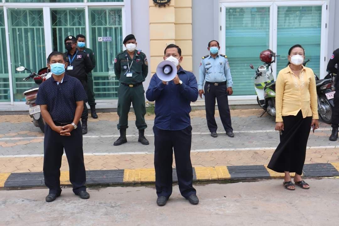 រដ្ឋបាលខណ្ឌចំការមន បន្តចែកអំណោយសម្តេចតេជោ និងសម្តេចកិត្តិព្រឹទ្ធបណ្ឌិត ជូនដល់គ្រួសារដែលមានជីវភាពខ្វះខាត
