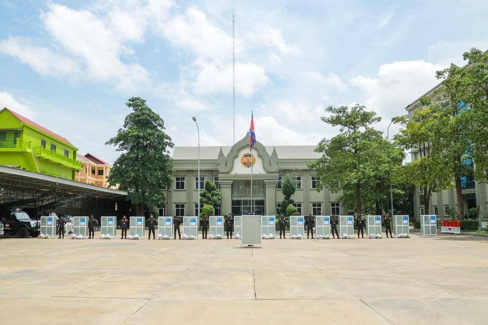 ឧត្តមសេនីយ៍ឯក រ័ត្ន ស្រ៊ាង ផ្តល់ទូរ កាំរស្មីពណ៌ស្វាយ អ៊ុលត្រាវីយូលែត (UV) សម្លាប់មេរោគ ព្រមទាំងផ្លែត្រឡាច និងផ្លែល្ពៅ ដល់បណ្តាមូលដ្ឋានអាវុធហត្ថខណ្ឌទាំង១៤!