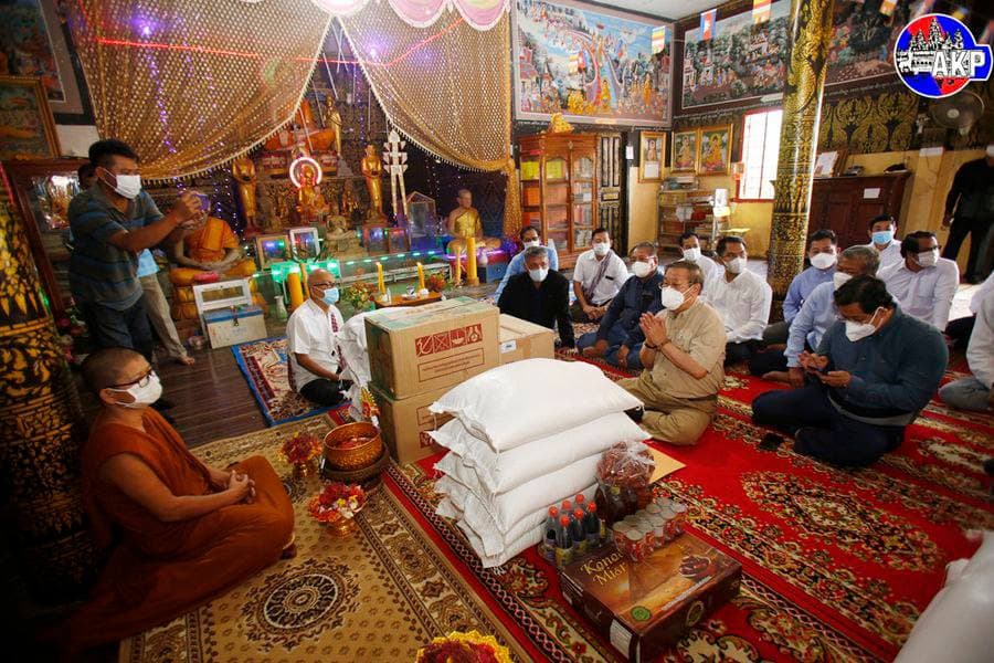 ឯកឧត្តម ខៀវ កាញារីទ្ធ អញ្ជើញពិនិត្យមើលទីតាំងរៀបចំធ្វើកន្លែង ចត្តាឡីស័ក និង ប្រគេនអង្ករ បច្ច័យ ដល់វត្តទាំង ២៧ និងជូនដល់ឃុំ ទាំង ៨ ក្នុងស្រុកកោះសូទិន ខេត្តកំពង់ចាម