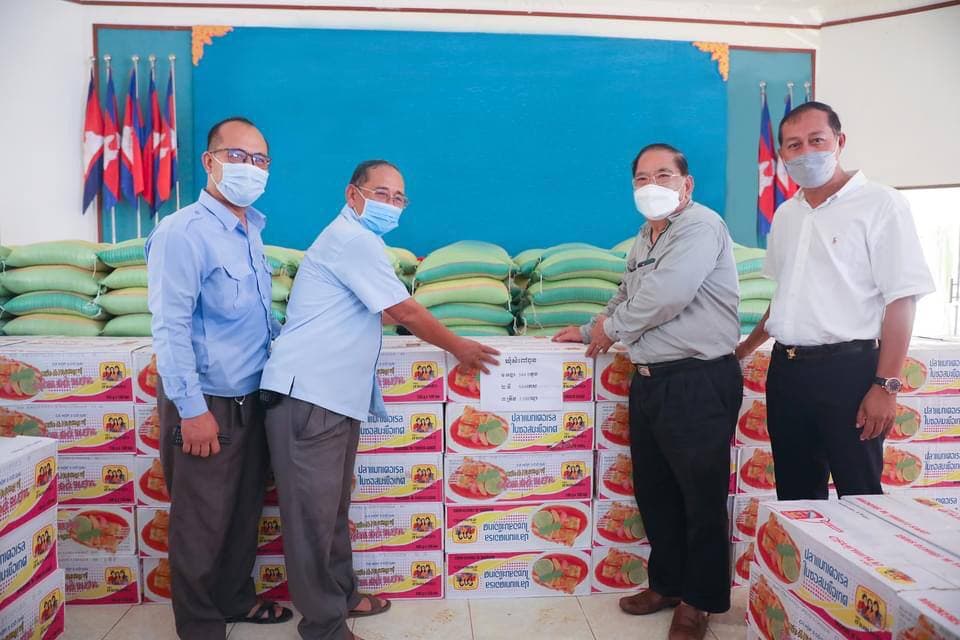 ប្រជាពលរដ្ឋនៅស្រុកកោះធំចំនួន ៦.២៤៣ គ្រួសារ ទទួលអំណោយដ៏ថ្លៃថ្លាជាគ្រឿងឧបភោគបរិភោគពីឯកឧត្តមទេសរដ្ឋមន្ត្រី ស៊ុន ចាន់ថុល ក្នុងកាលៈទេសនៃការឆ្លងរីករាលដាលជំងឺកូវីដ-១៩