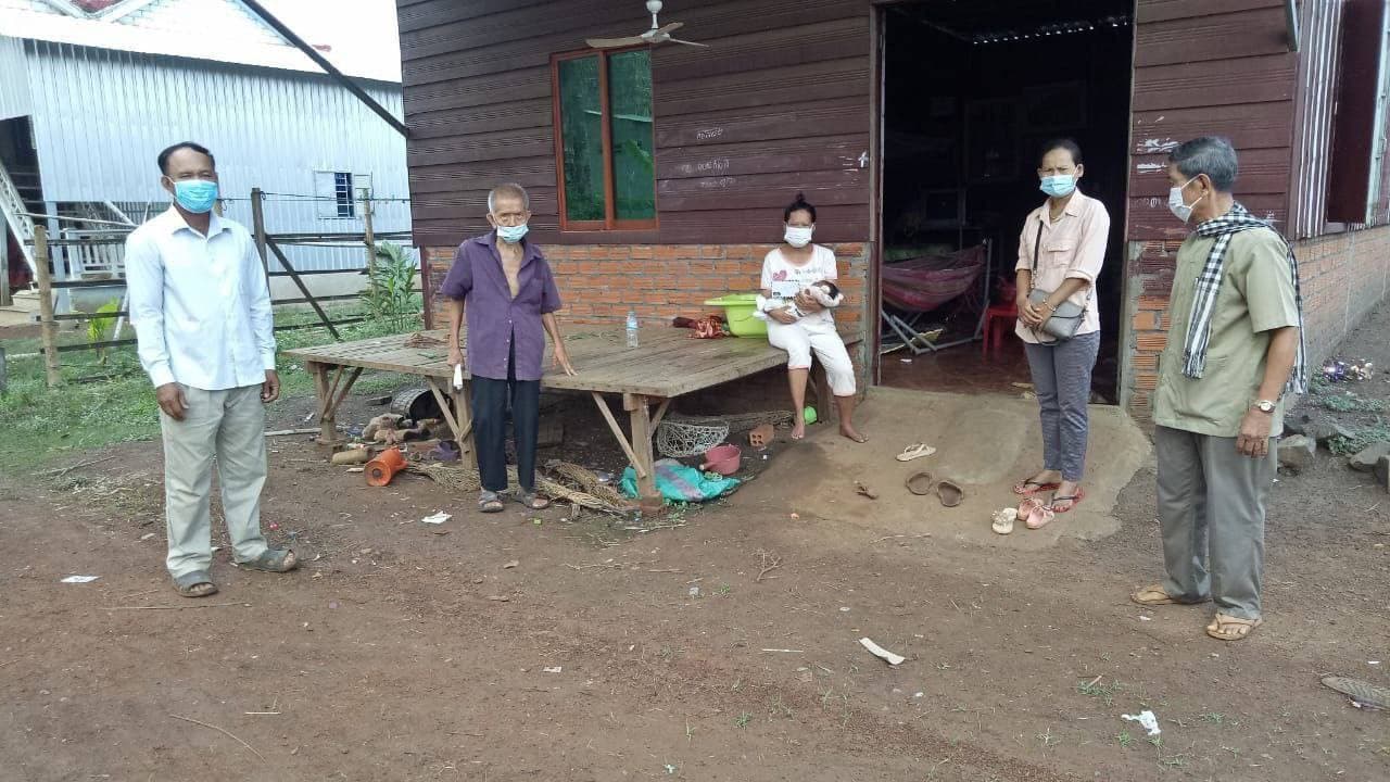 ប្រធានក្រុមការងារថ្នាក់ជាតិចុះជួយឃុំគរ ស្រុកព្រៃឈរ ចុះផ្សព្វផ្សាយវិធានការសុខាភិបាល និងឧបត្ថម្ភដល់អ្នកដែលមានជីវភាពខ្វះខាតដោយវិបត្តិកូវីដ-១៩