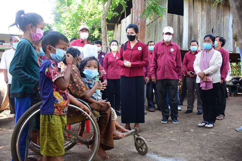 លោកជំទាវ បាន ស្រីមុំ អញ្ជេីញចុះសួរសុខទុក្ខ និងផ្តល់អំណោយមនុស្សធម៌ ជូនដល់ចាស់ជរាគ្មានទីពឹង ជនពិការ ក្នុងឃុំអូរអណ្តូង និងឃុំសាលាក្រៅ ស្រុកសាលាក្រៅ