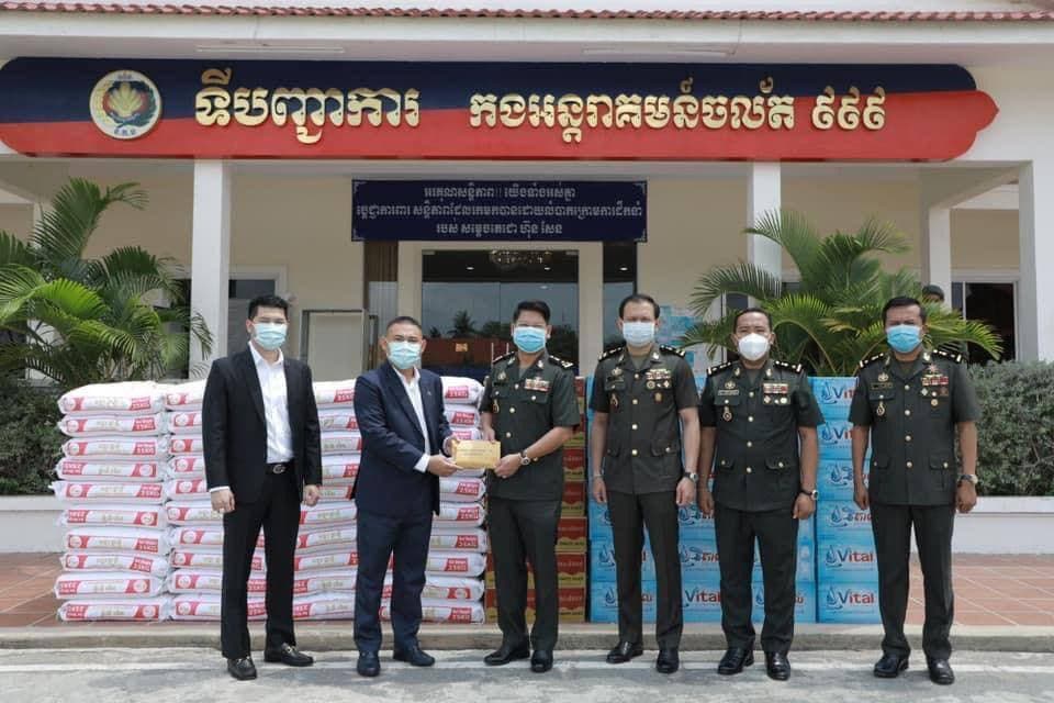 លោកឧកញ៉ា កែវ បេងវឌ្ឍន៍ វិស្ណុ និង លោកជំទាវ ផ្តល់អំណោយជាថវិកា និងគ្រឿងឧបគោគ-បរិភោគជូនបញ្ជារដ្ឋានអង្គរក្សសម្តេចតេជោ ហ៊ុន សែន