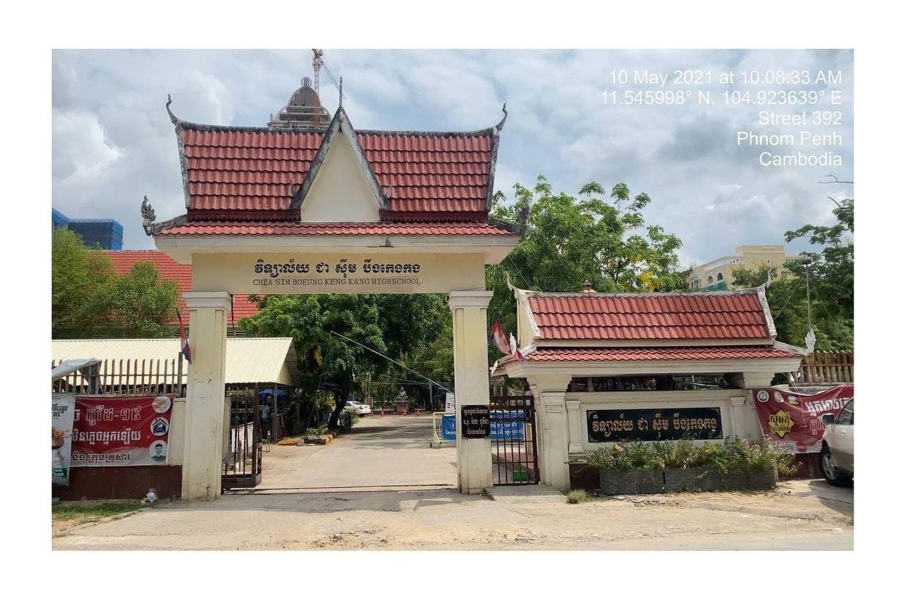 អ្នកជំងឺកូវីដ១៩ បានទៅចាក់វ៉ាក់សាំងនៅវិទ្យាល័យ ជា ស៊ីម បឹងកេងកង នៅ សង្កាត់បឹងកេងកង១ ខណ្ឌបឹងកេងកង នៅថ្ងៃទី០២ ឧសភា ចន្លោះម៉ោង០៧-០៩៖៣០នាទីព្រឹក