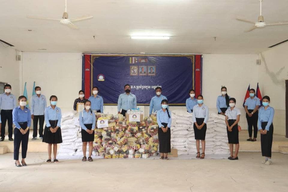 អំណោយដ៏ថ្លៃថ្លារបស់ ឯកឧត្ដម ហ៊ុន ម៉ានី យកផ្តល់ជូនប្រជាជនកំពុងខ្វះខាតស្បៀងអាហារដែលស្ថិតក្នុងតំបន់បិទខ្ទប់ ចំនួន២០០គ្រួសារ នៅក្នុងមូលដ្ឋានខេត្តតាកែវ