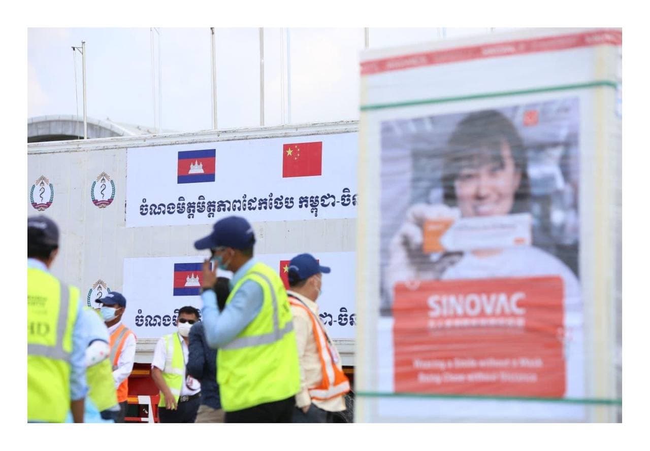 វ៉ាក់សាំងប្រឆាំងកូវីដ១៩ របស់ក្រុមហ៊ុន Sinovac ចំនួន៥០ម៉ឺនដូស ដែលកម្ពុជា ទិញពីចិន បានដឹកមកដល់ប្រទេសកម្ពុជានៅវេលាម៉ោង ៩:៤០នាទីព្រឹកថ្ងៃទី១១ ឧសភា