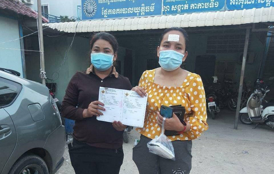 ស្រ្តី ២នាក់ ត្រូវនគរបាលឃាត់ខ្លួន ពេលកំពុងដើរលក់ប័ណ្ណចាក់វាក់សាំង នៅខណ្ឌពោធិ៍សែនជ័យ