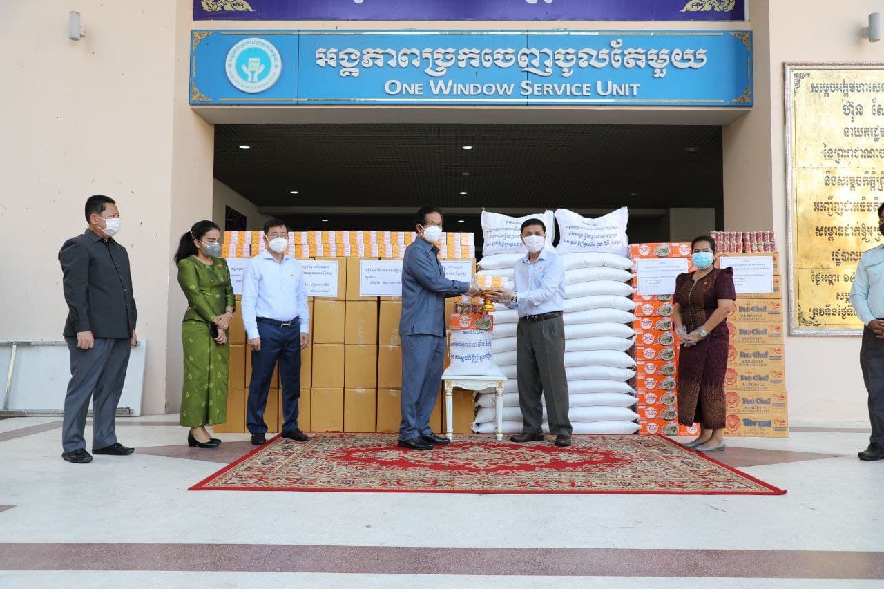 អភិបាលរាជធានី ប្រគល់ថ្នាំវីតាមីន C ជាង ២០០០ទីប និងផ្តល់ស្បៀងអាហារមួយចំនួន ជូនមន្ទីរសុខាភិបាល និងមន្ទីរសង្គមកិច្ច ដើម្បីជួយពលរដ្ឋមានជំងឺកូវីដ-១៩