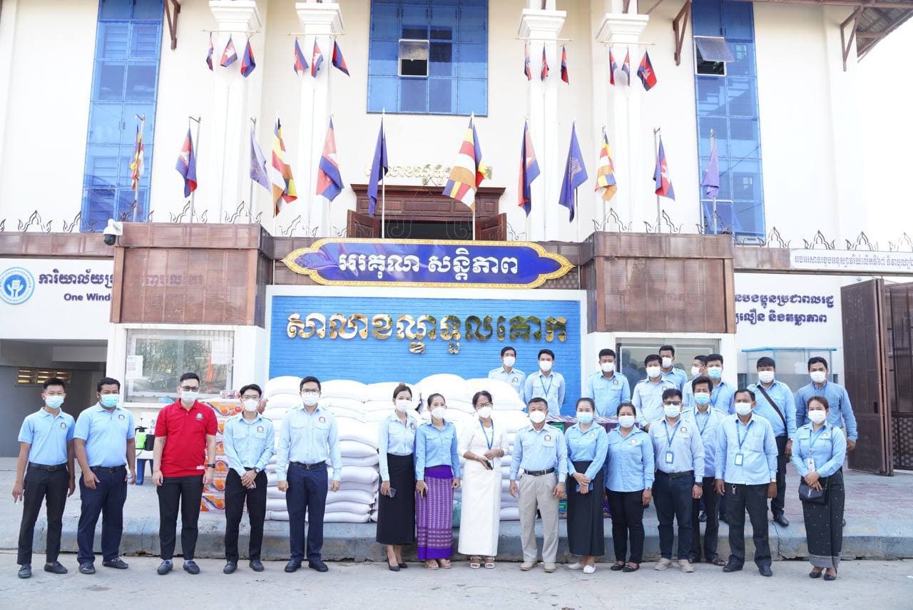 សមាជិក សមាជិកា ស.ស.យ.ក ក្នុងមូលដ្ឋានខណ្ឌទួលគោក ដែលមានជីវភាពខ្វះខាត ទទួលអំណោយឯកឧត្តម ហ៊ុន ម៉ានី