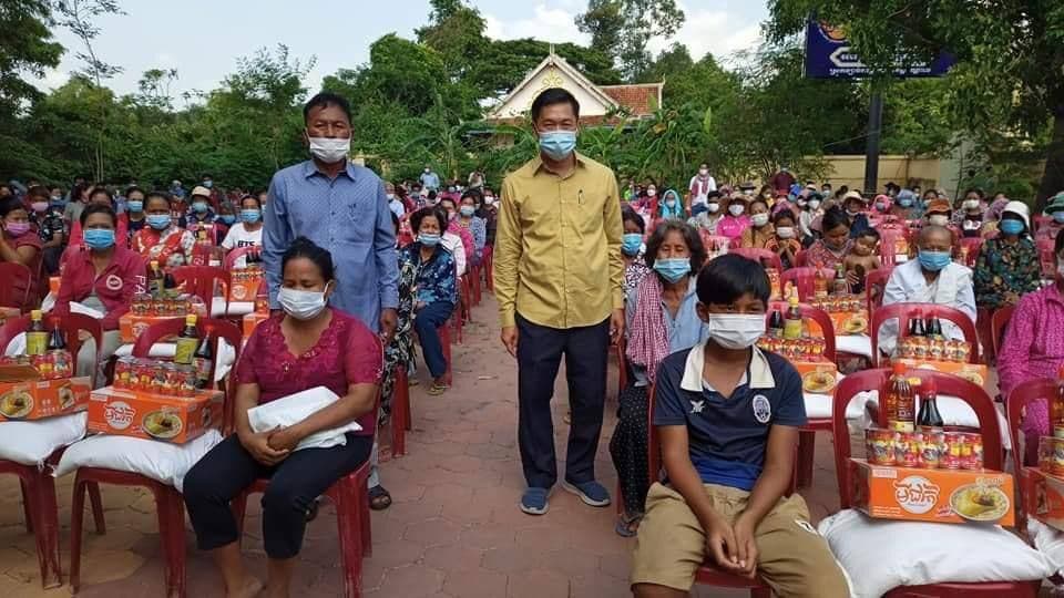 អភិបាលស្រុកខ្សាច់កណ្តាល នាំយកអំណោយមនុស្សធម៌ជូនពលរដ្ឋ ១៩៩គ្រួសារ នៅឃុំកំពង់ចំលង