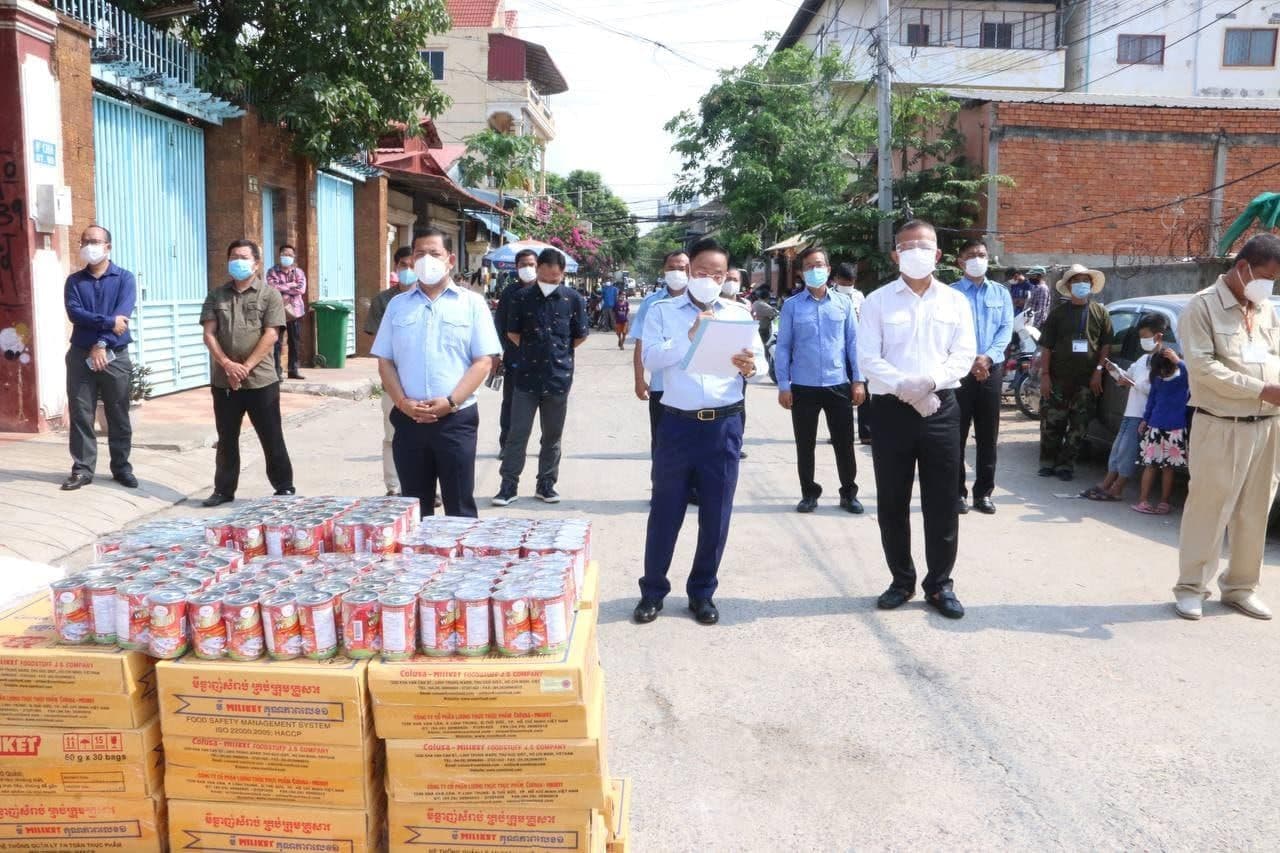 ពលរដ្ឋរស់នៅក្នុងសង្កាត់ផ្សារដើមថ្កូវ ទទួលបានអំណោយ របស់ក្រុមកាងាររៀបចំអង្គការចាត់តាំង គណបក្សប្រជាជនកម្ពុជា តំបន់ឆ្នេរខាងលិច នៅសហរដ្ឋអាមេរិក