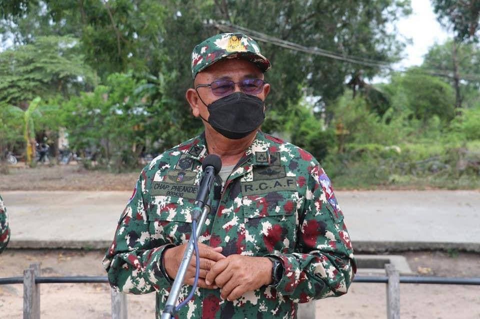 ឧត្តមសេនីយ៍ឯក ចាប ភក្តី ចែកអំណោយស្បៀងអាហារ ជូនគ្រួសារកងទ័ពក្នុងឱកាសបិទខ្ទប់ ដោយសារជំងឺកូវីដ-១៩