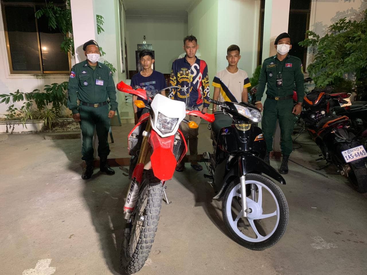 ជនសង្ស័យ៣ក្នុងចំណោមបក្ខពួក ៤នាក់ ពាក់ព័ន្ធ ករណីឆក់ទូរស័ព្ទដៃ ត្រូវសមត្ថកិច្ចប៉ុស្ដិ៍រដ្ឋបាលអូរបែកក្អមឃាត់ខ្លួន