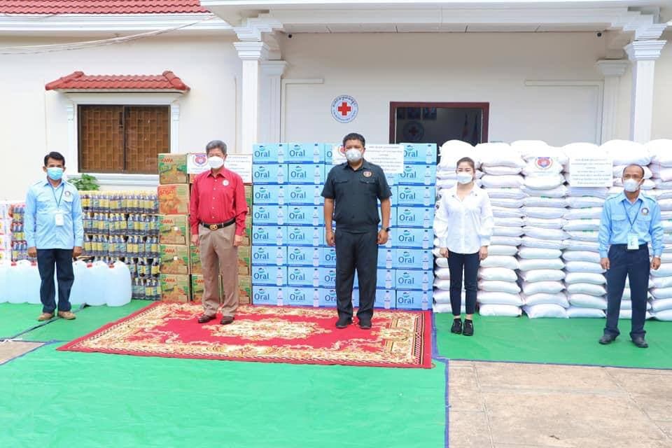 ឯកឧត្តម ទៀ សុខា និងភរិយា បាននាំយកគ្រឿងឧបភោគបរិភោគ និងសម្ភារៈប្រើប្រាស់មួយចំនួន ទៅប្រគល់ជូនសាខាកាកបាទក្រហមកម្ពុជាខេត្តព្រះសីហនុ