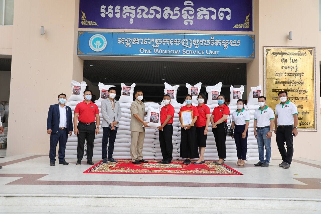 សមាជិកគ្រួសារ CEO Master Club ប្រគល់អង្ករ ១០តោនជូនរដ្ឋបាលរាជធានី ដើម្បីជួយឧបត្ថម្ភពលរដ្ឋ ដែលទទូលរងគ្រោះ ប៉ះពាល់ធ្ងន់ធ្ងរ ពី មេរោគកូវីដ-១៩