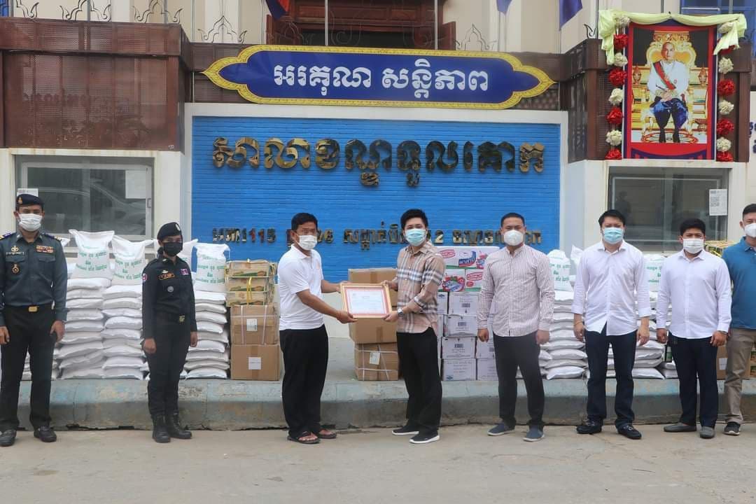 ទីប្រឹក្សាសម្តេចក្រឡាហោម ស ខេង ប្រគល់អំណោយមនុស្សធម៌ ស្ថាប័នចំនួន៤ ដើម្បីចែកជូនដល់ពលរដ្ឋ ដែលកំពុងជួបការលំបាក