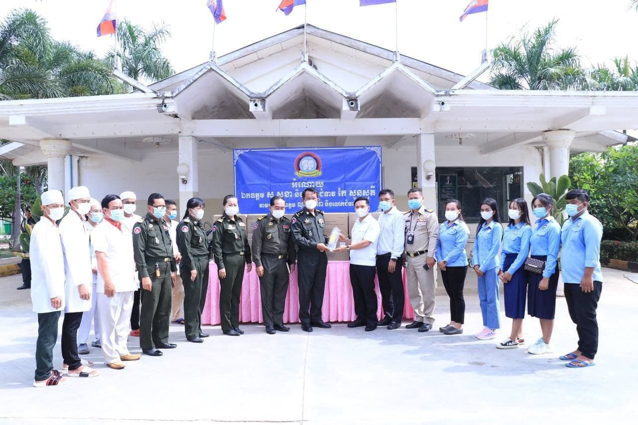 ឯកឧត្តម ស សុខា និងលោកជំទាវ ឧបត្ថម្ភសេរ៉ូម ២០កេស ជូនដល់មន្ទីរពេទ្យយោធភូមិភាគទី៥ សម្រាប់ជួយព្យាបាលកងទ័ព និងប្រជាពលរដ្ឋដែលមកទទួលសេវាព្យាបាល សង្គ្រោះផ្សេងៗ