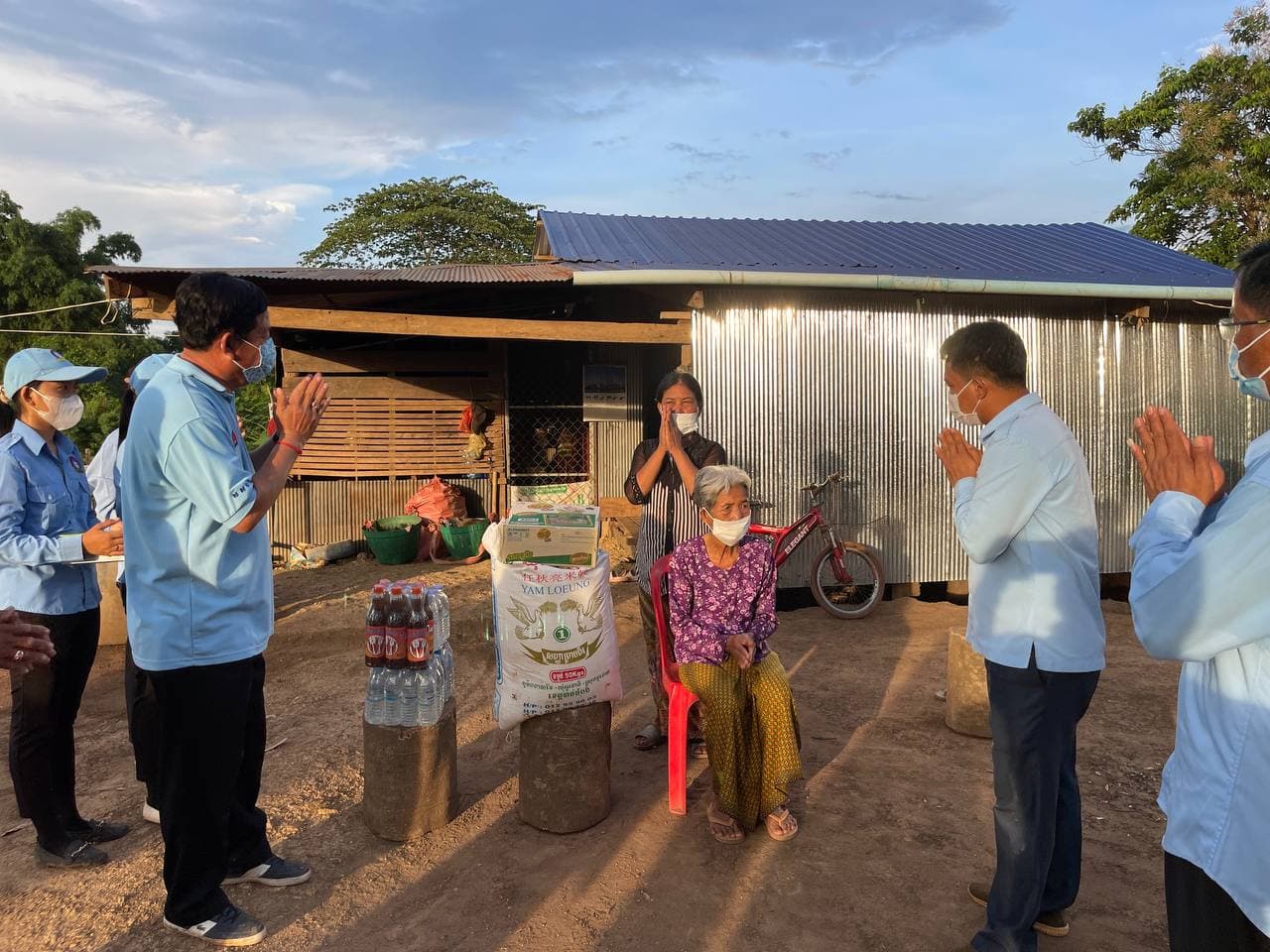 យុវជន ស.ស.យ.ក ខេត្តប៉ៃលិន នាំយកស្បៀងអាហារ ចែកជូនប្រជាពលរដ្ឋមានជីវភាពខ្វះខាត នៅឃុំស្ទឹងត្រង