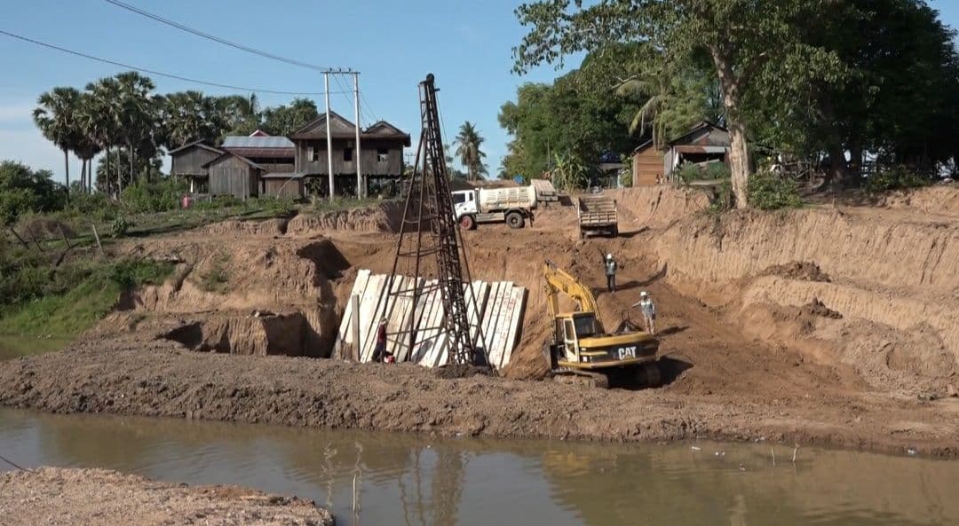 ផ្លូវបេតុងប្រវែងជាង៦គីឡូម៉ែត្រ ក្នុងស្រុកថាឡាបរិវ៉ាត់ ដែលជា​អំណោយរបស់សម្តេចតេជោ បាននឹងកំពុងស្ថាបនា សម្រាប់ផ្តល់​ជូនប្រជាពលរដ្ឋប្រើប្រាស់