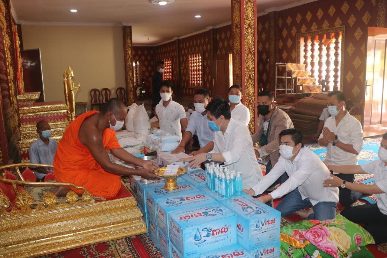 ទេយទាន និងអំណោយមនុស្សធម៌ ត្រូវបានទីប្រឹក្សាសម្តេចក្រឡាហោម ស ខេង ប្រគេនព្រះសង្ឃ គង់នៅវត្តសុវណ្ណសូត្ថា និងវត្តចាក់អង្រែលើ និងរដ្ឋបាល អធិការដ្ឋាននគរបាល រួមនឹងកងរាជអាវុធហត្ថខណ្ឌមានជ័យ